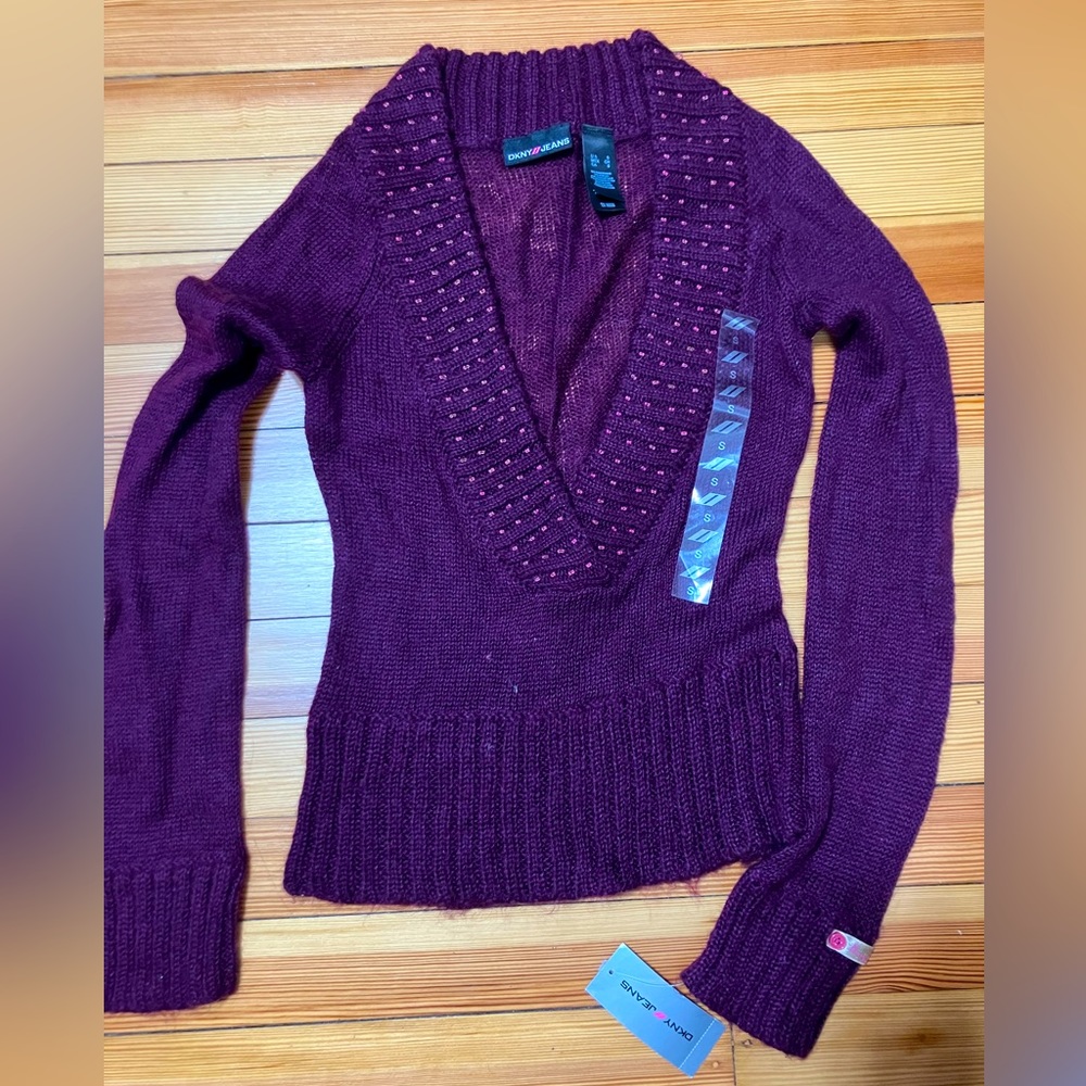 🆕 DKNY eggplant V sweater with beadwork Small